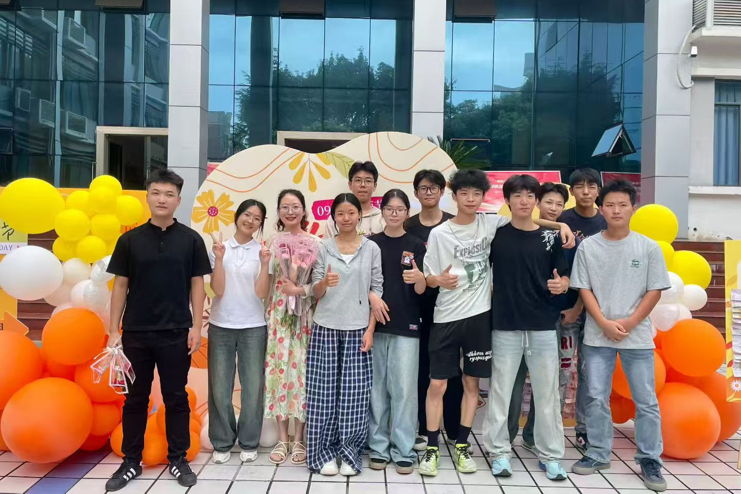 我校开展“光影映师情 风采绽杏坛”教师节摄影展及留言墙主题团日活动